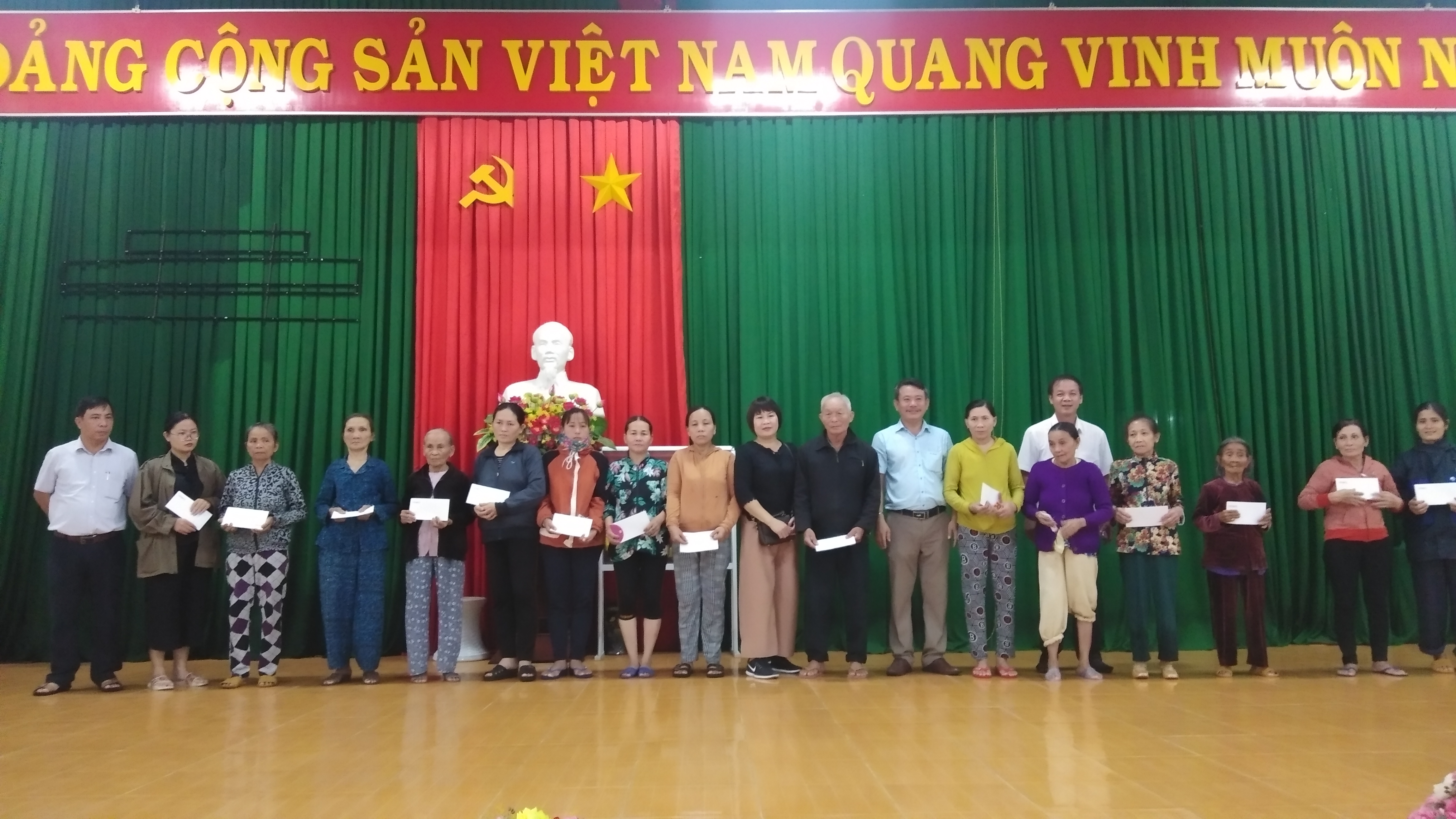 Hội những người bạn ở thành phố Hồ Chí Minh thăm và tặng quà cho 100 hộ dân hai phường Trương Quang Trọng và Quảng Phú