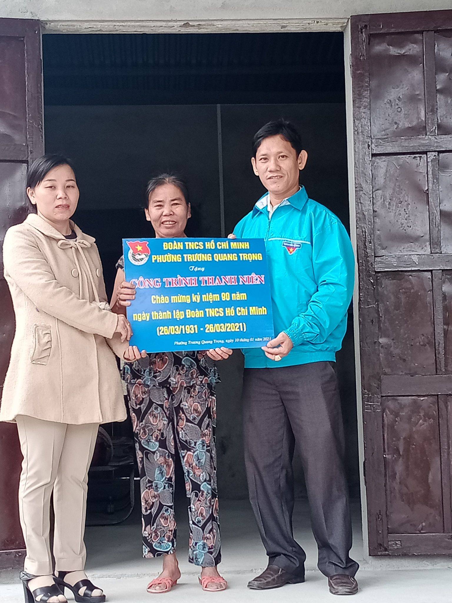 Đoàn phường Trương Quang Trọng thực hiện công trình thanh niên sửa chữa nhà hộ cận nghèo
