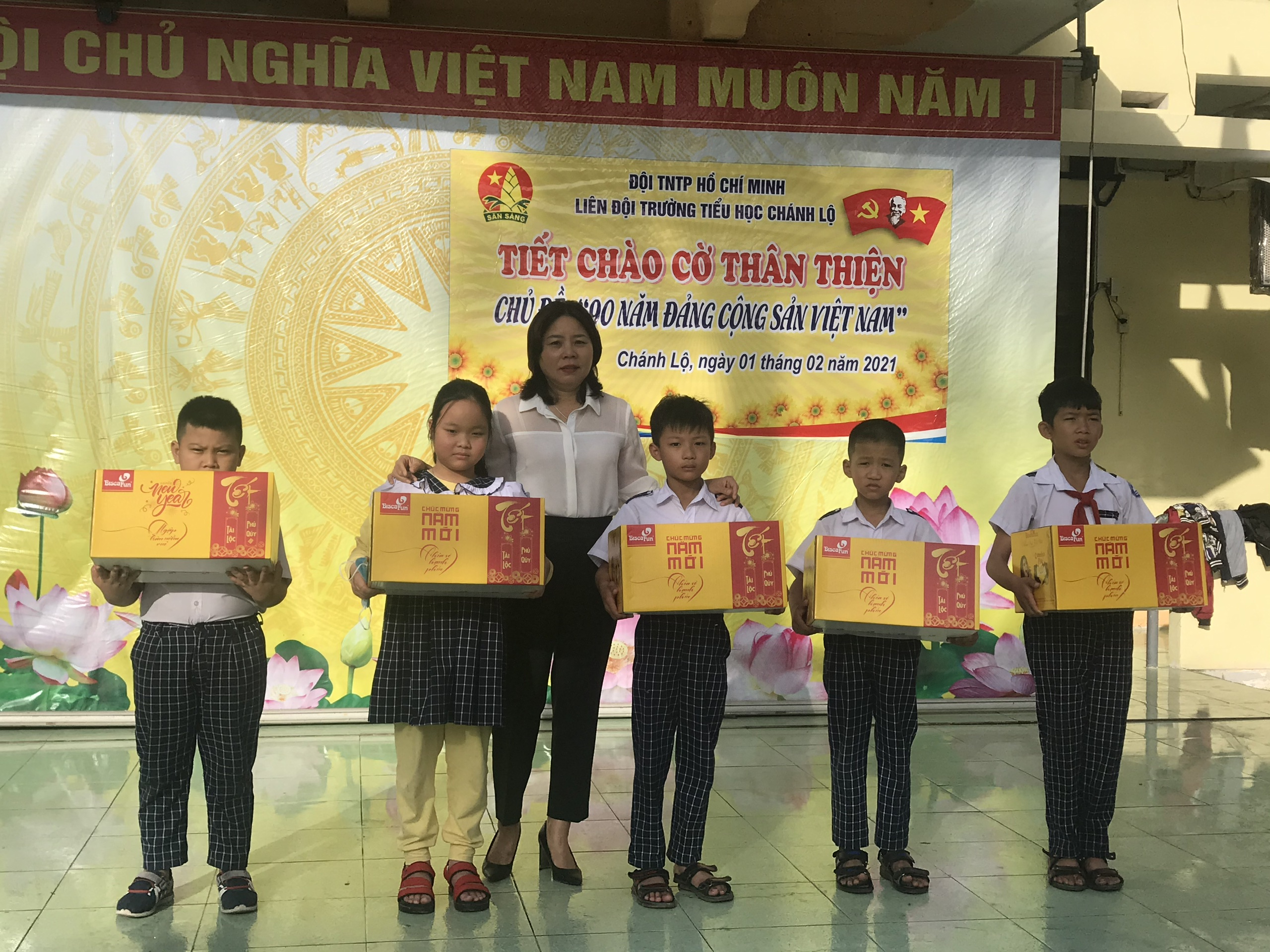 Thành phố Quảng Ngãi tổ chức trao 240 suất quà Tết Nguyên đán Tân Sửu cho học sinh nghèo trên địa bàn thành phố.