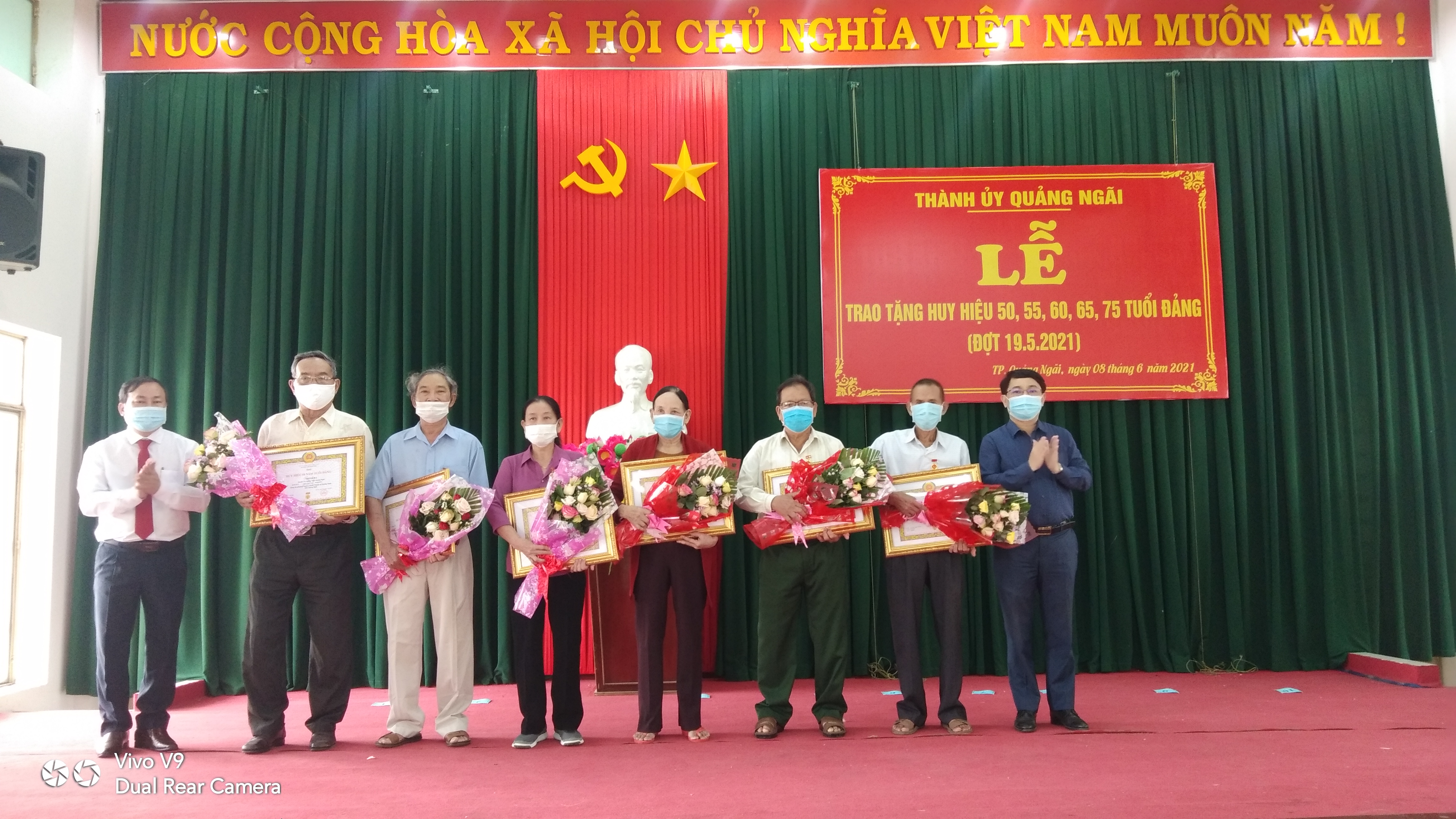 Thành ủy Quảng Ngãi trao 62 Huy hiệu Đảng cho các đồng chí đảng viên lão thành