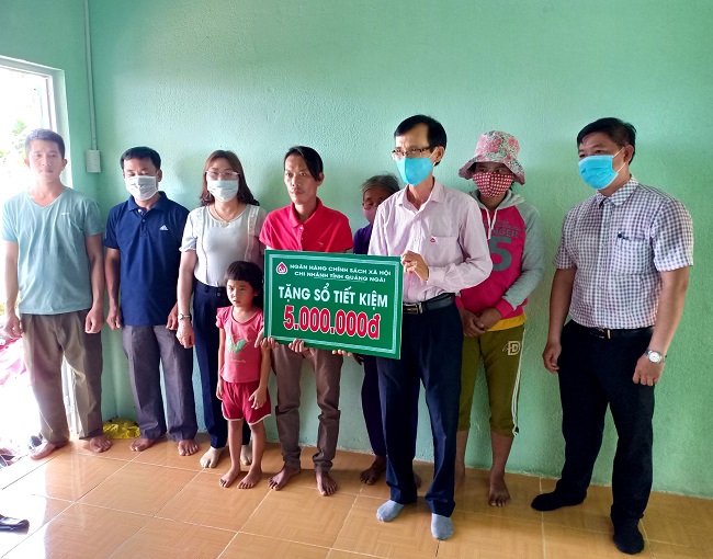 Công đoàn cơ sở Ngân hàng chính sách xã hội tỉnh Quảng Ngãi và Báo Quảng Ngãi đã đến thăm, trao tặng sổ tiết kiệm cho hộ nghèo ở xã Tịnh Thiện