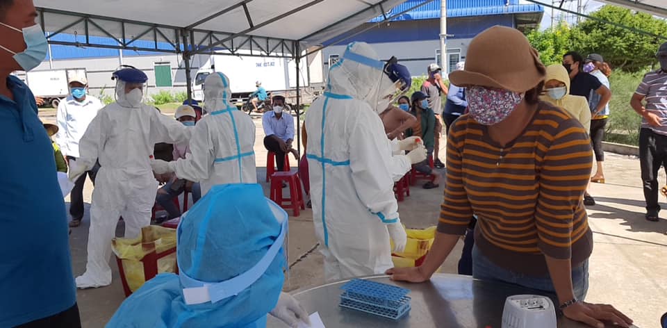 Thành phố Quảng Ngãi tổ chức xét nghiệm Covid-19 cho tiểu thương Chợ Quảng Ngãi và một số địa điểm có nguy cơ cao