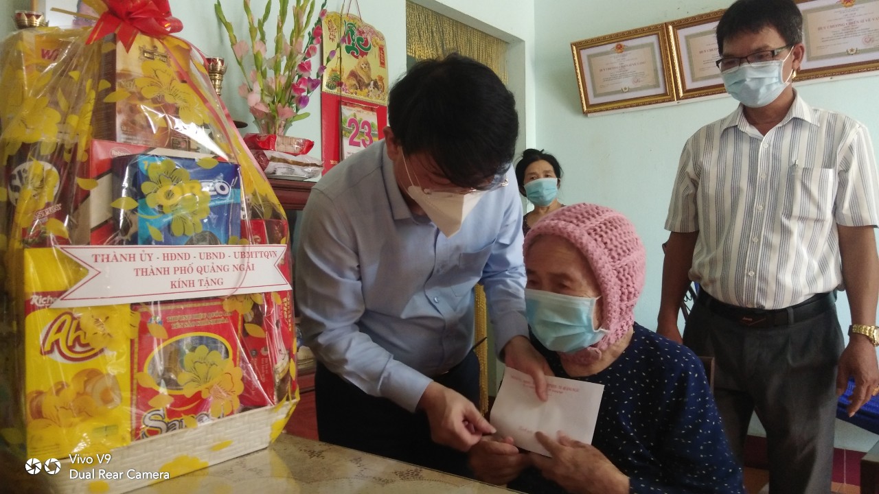 Chủ tịch UBND thành phố thăm, tặng quà hai mẹ Việt Nam anh hùng