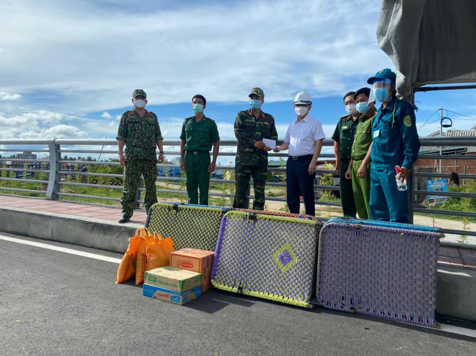 Lãnh đạo thành phố Quảng Ngãi thăm và động viên cán bộ chiến sĩ trực chốt kiểm soát dịch bệnh Covid-19 tại xã Nghĩa An.