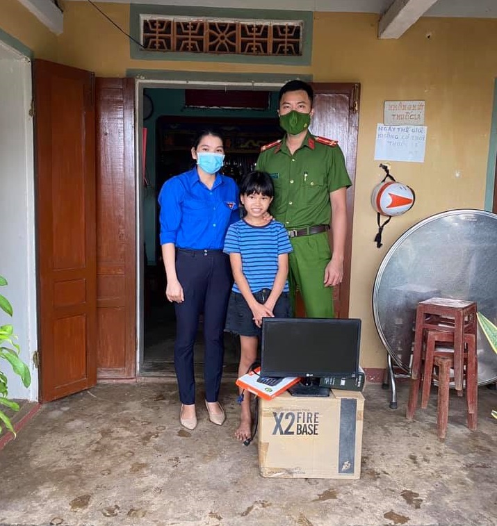 Đoàn TNCS HCM xã Tịnh Hòa tặng máy tính cho học sinh có hoàn cảnh khó khăn