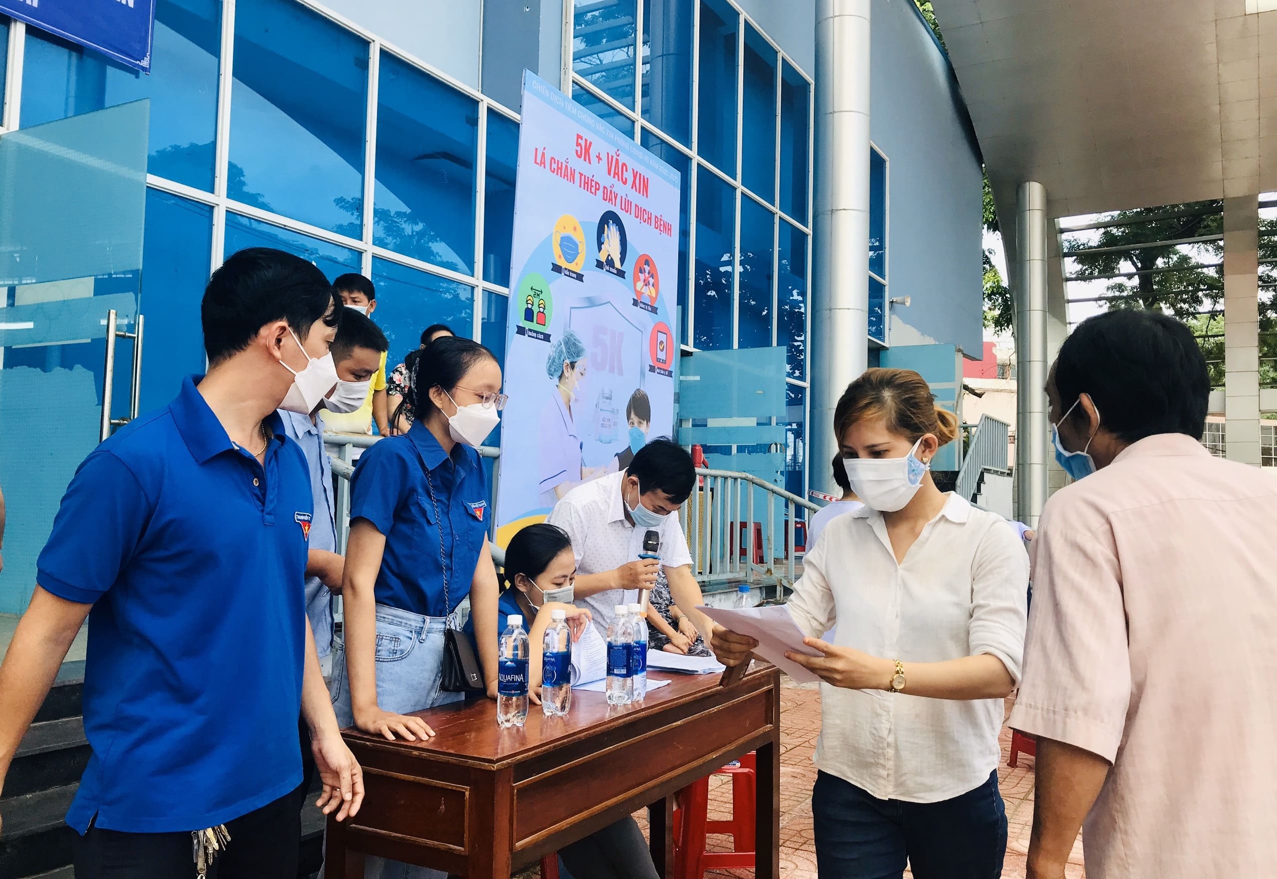 Thành phố Quảng Ngãi: Đội thanh niên tình nguyện thành phố hỗ trợ công tác tiêm chủng vaccin phòng, chống Covid-19.