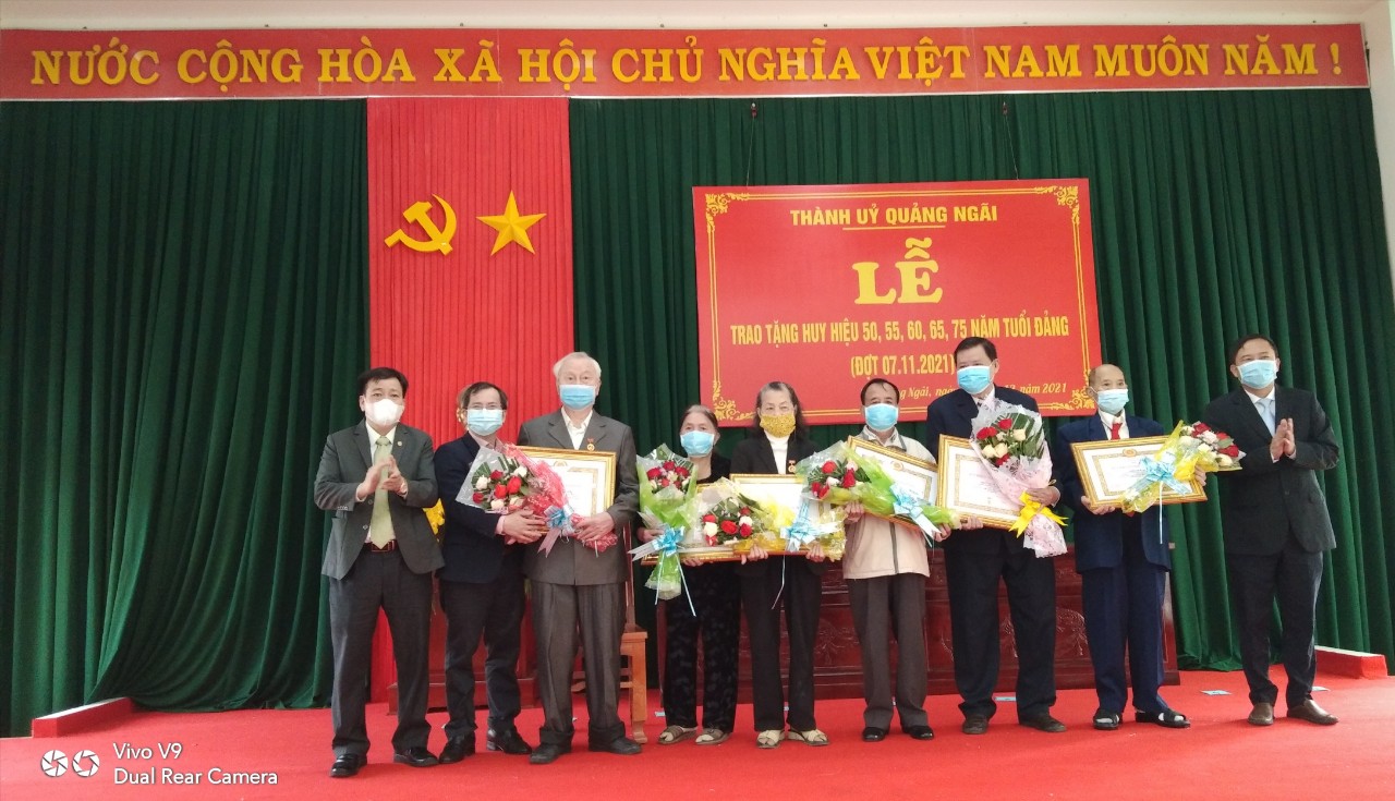 Thành ủy Quảng Ngãi trao 36 Huy hiệu Đảng
