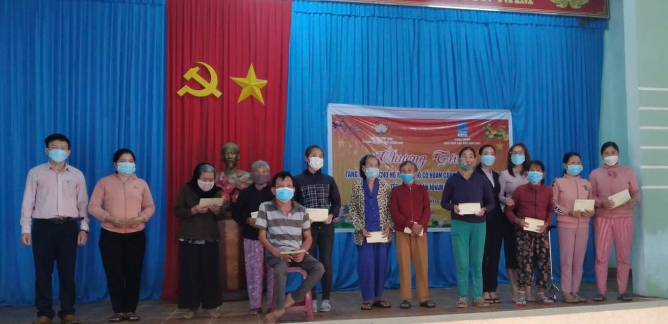 Công đoàn Nhà máy lọc hóa dầu Bình Sơn trao 50 suất quà cho hộ nghèo, cận nghèo, hộ chính sách ở xã Tịnh Khê, TP. Quảng Ngãi