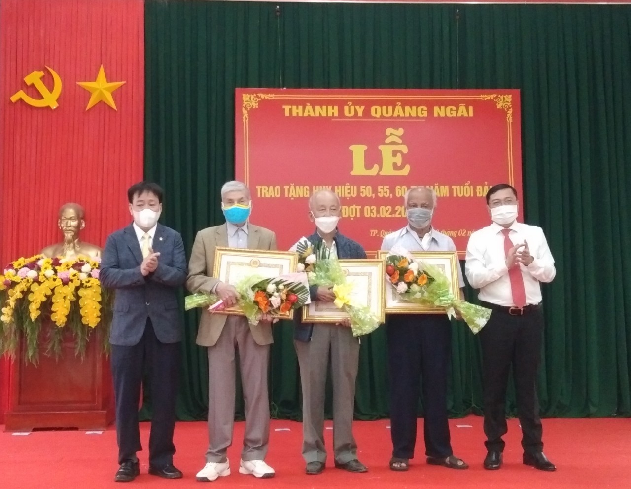 Thành ủy Quảng Ngãi trao Huy hiệu Đảng đợt 3/2/2022