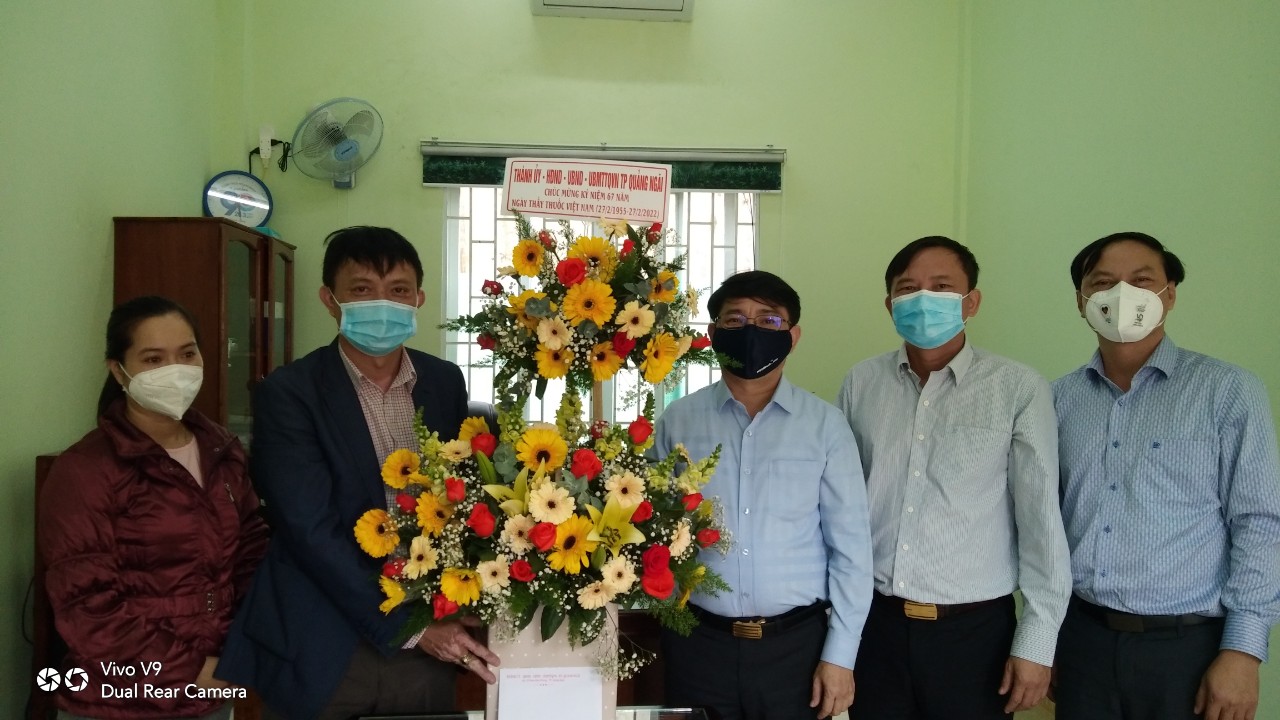 Chủ tịch UBND thành phố Quảng Ngãi thăm và chúc mừng các cơ sở y tế trên địa bàn nhân ngày Thầy thuốc Việt Nam (27/2)