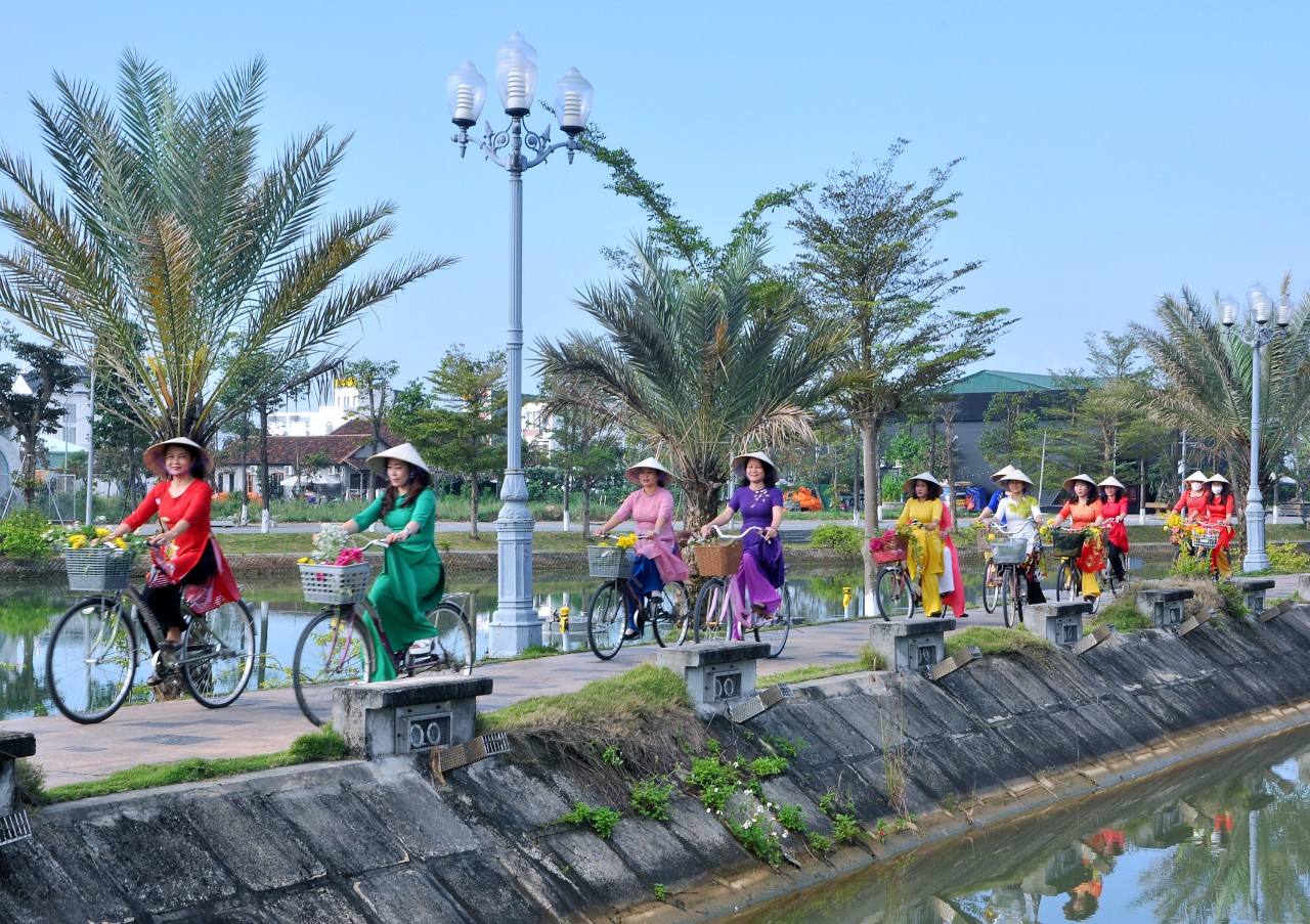 Thành phố Quảng Ngãi: Hội LHPN thành phố tổ chức mặc áo dài diễu hành bằng xe đạp