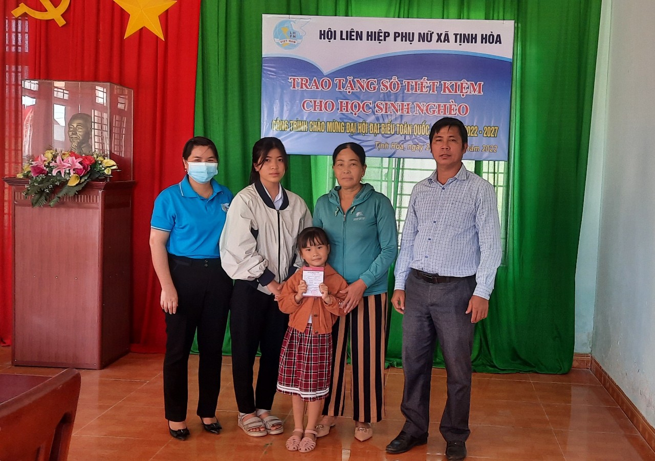 Hội LHPN xã Tịnh Hòa trao sổ tiết kiệm cho phụ nữ nghèo