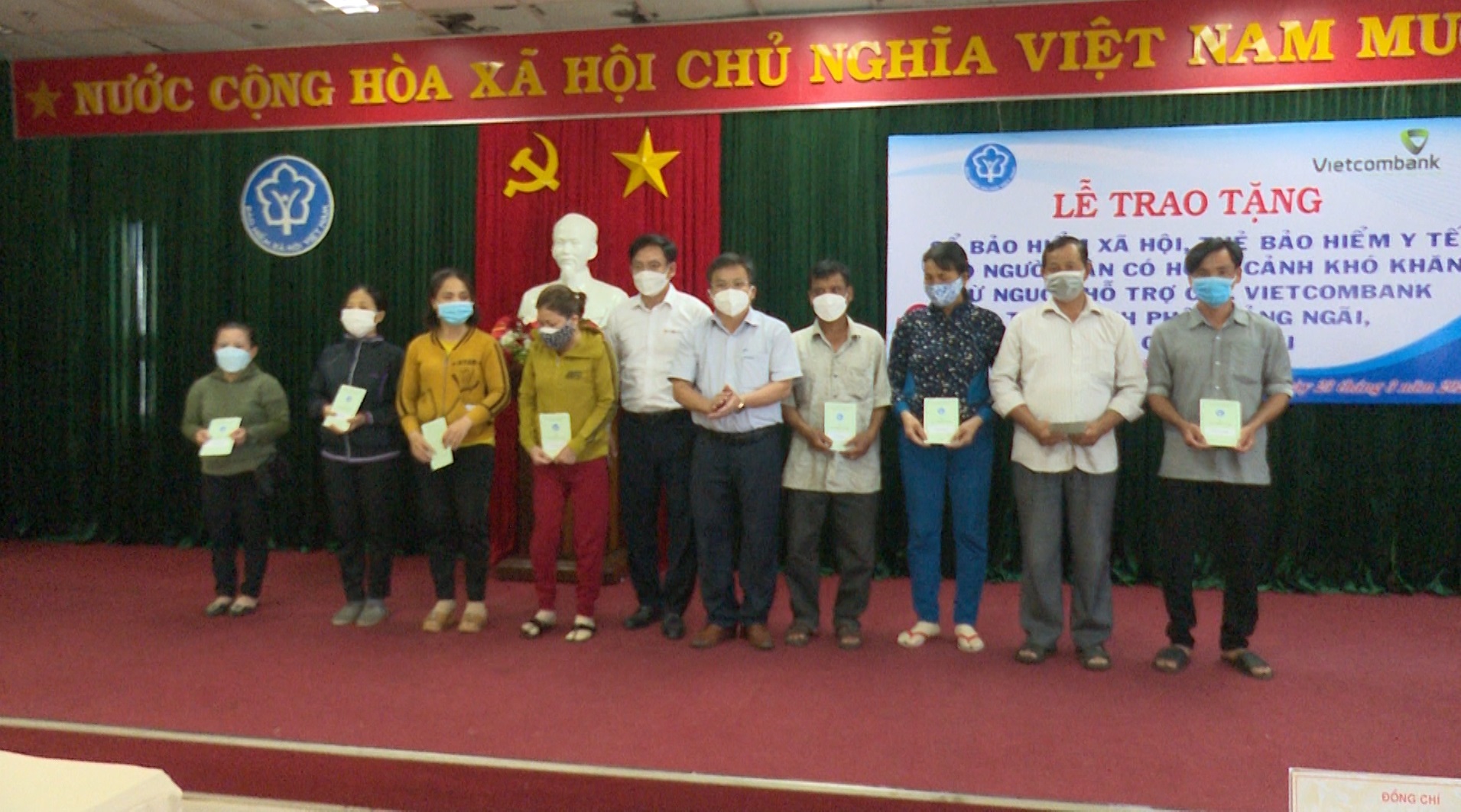 BHXH tỉnh trao 20 sổ Bảo hiểm xã hội cho người dân có hoàn cảnh khó khăn trên địa bàn thành phố Quảng Ngãi
