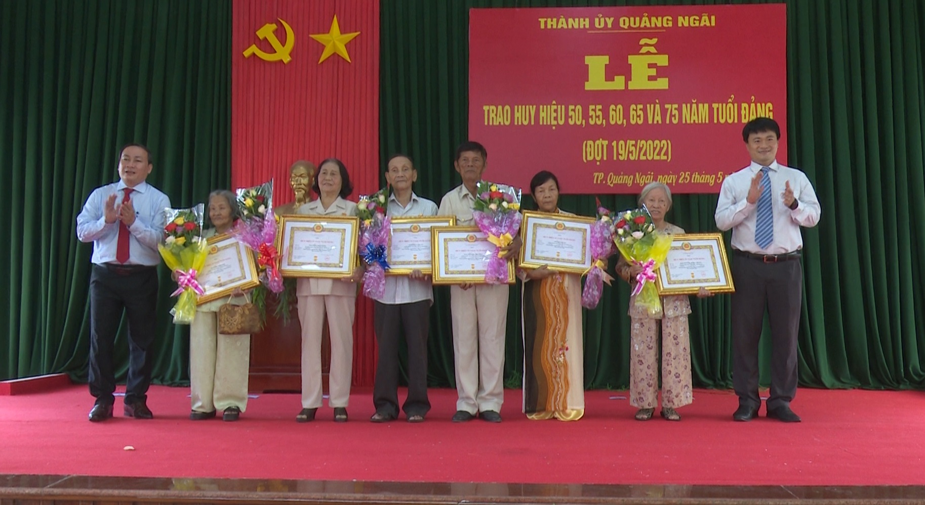 Thành ủy Quảng Ngãi tổ chức Lễ trao Huy hiệu Đảng cho đảng viên