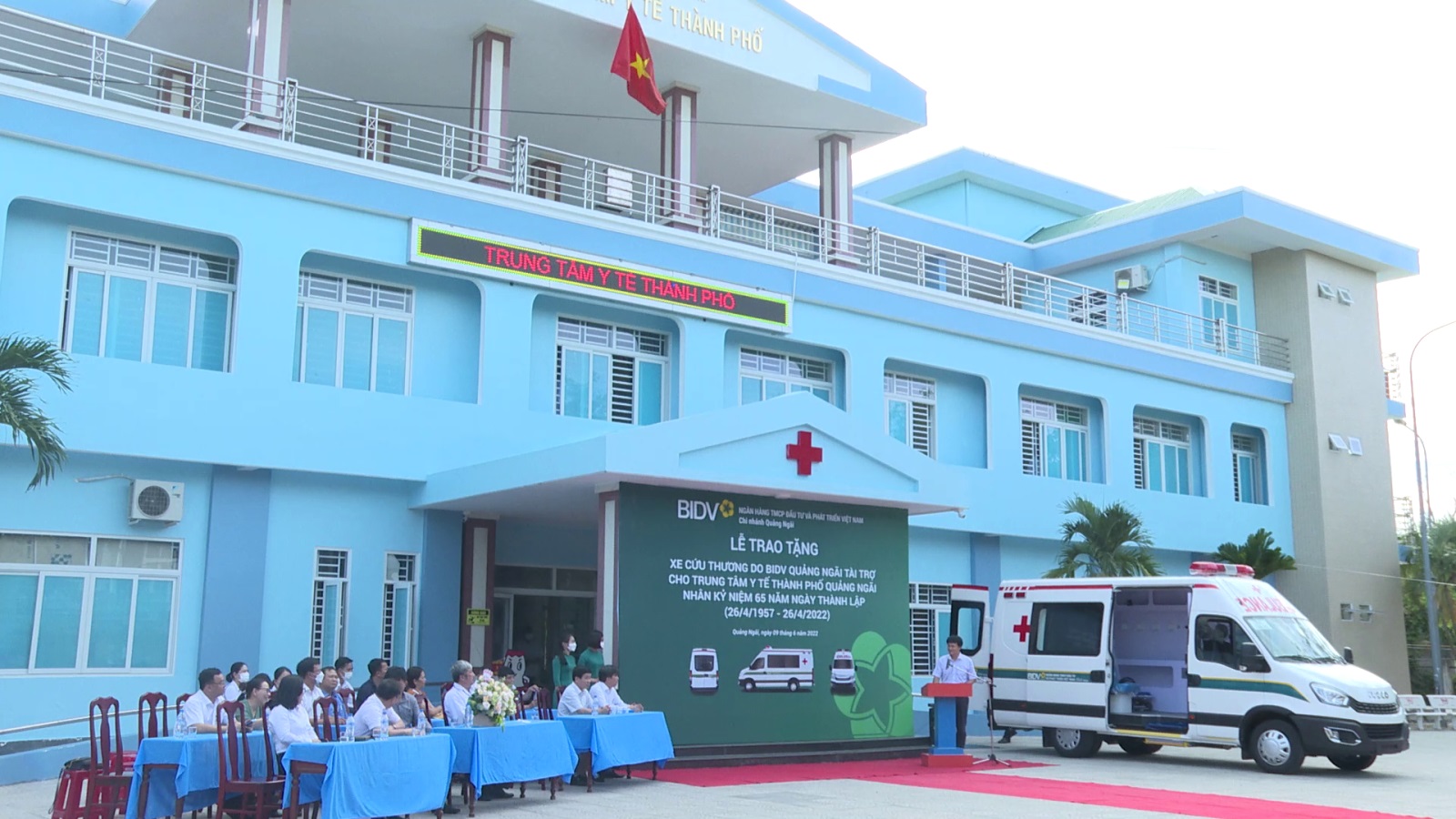 Trao tặng xe cứu thương cho Trung tâm y tế thành phố Quảng Ngãi