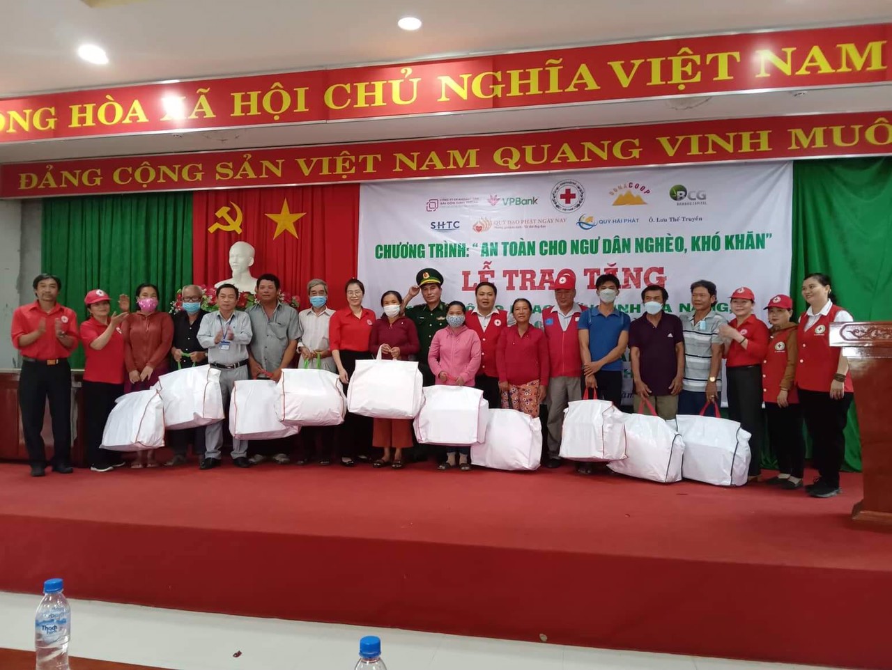 Hội Chữ thập đỏ thành phố trao tặng 200 áo phao đa năng cho ngư dân