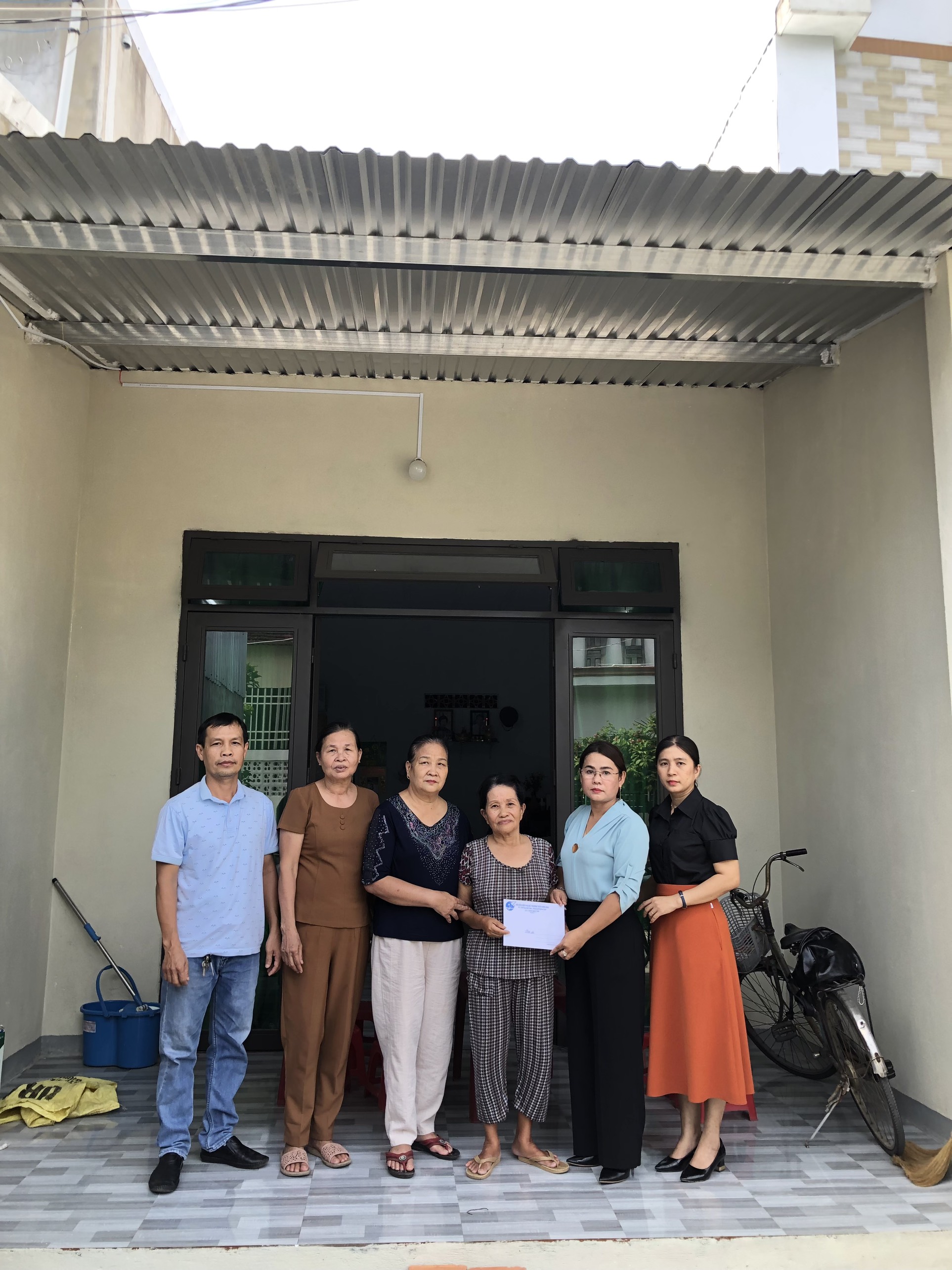 Hội LHPN phường Trần Hưng Đạo trao kinh phí hỗ trợ xây dựng nhà cho phụ nữ khó khăn