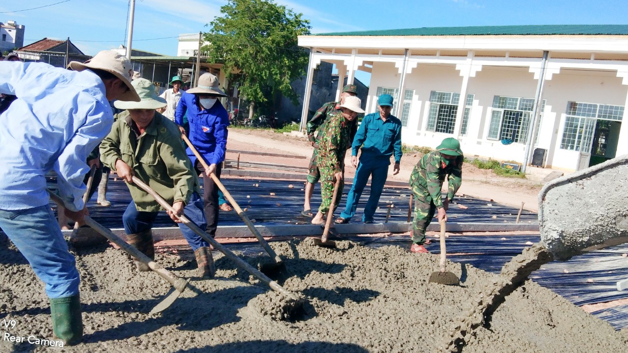 Ban chỉ huy quân sự thành phố Quảng Ngãi hỗ trợ 40 triệu đồng làm sân bóng chuyền ở thôn Hòa Bình xã Tịnh Ấn Đông