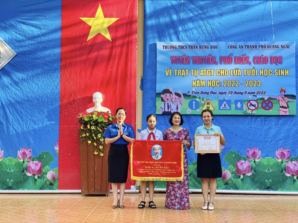Liên đội Tiểu học số 1 Trương Quang Trọng và THCS Trần Hưng Đạo nhận Cờ thi đua Đơn vị xuất sắc công tác Đội và phong trào thiếu nhi năm học 2021 - 2022 và Bằng khen của Ban Chấp hành Trung ương Đoàn TNCS Hồ Chí Minh
