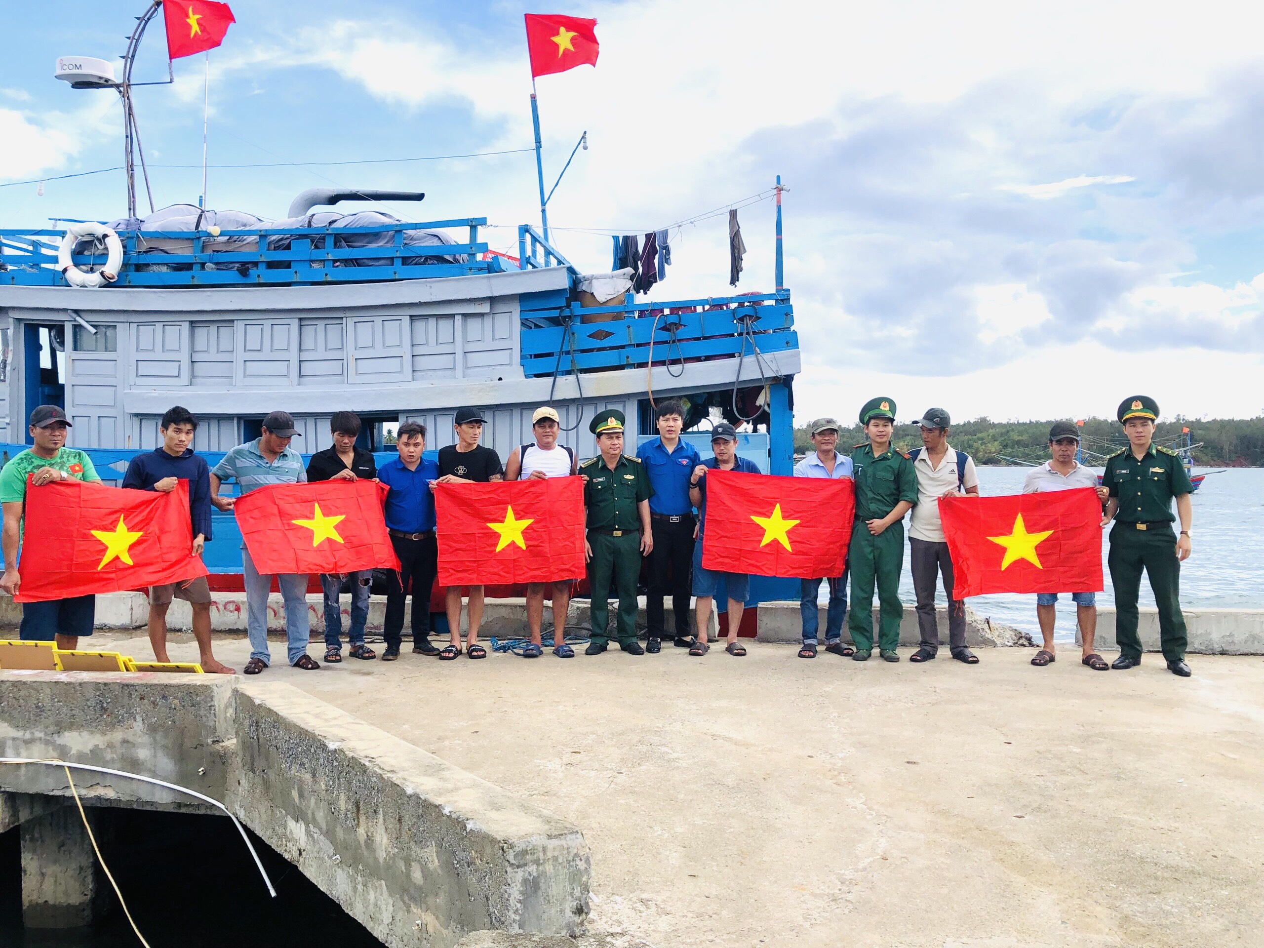 Thành đoàn: Tổ chức trao tặng cờ Tổ quốc và ảnh Bác Hồ cho chủ các phương tiện đánh bắt xa bờ trên địa bàn Thành phố Quảng Ngãi