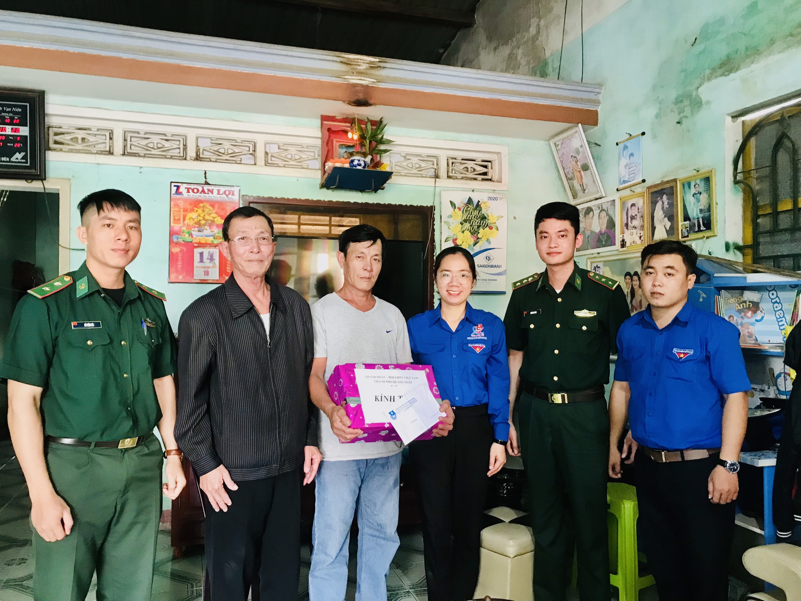 Thành đoàn Quảng Ngãi tổ chức đến thăm hỏi, động viên, tặng quà cho gia đình chiến sĩ đang công tác tại biên giới, hải đảo