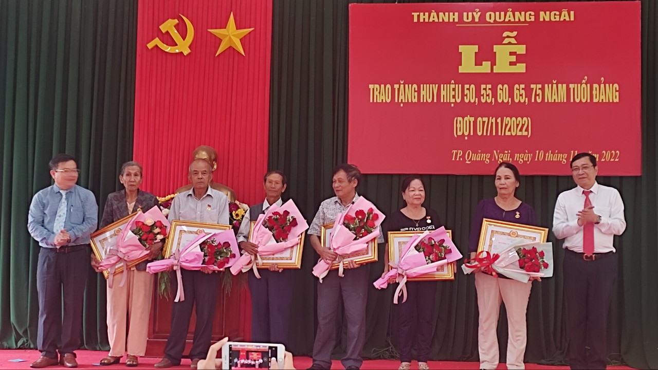 Thành ủy Quảng Ngãi trao Huy hiệu đảng cho 61 đảng viên