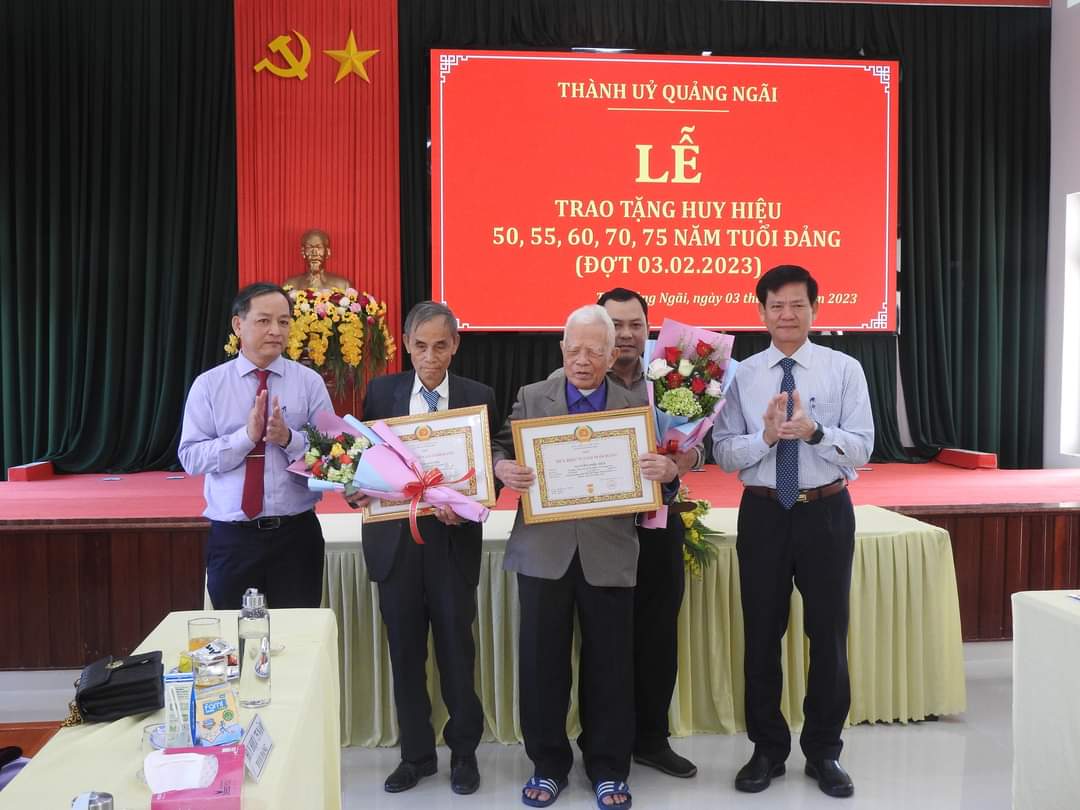 Bí thư Thành ủy Quảng Ngãi trao huy hiệu đảng cho 75 đảng viên