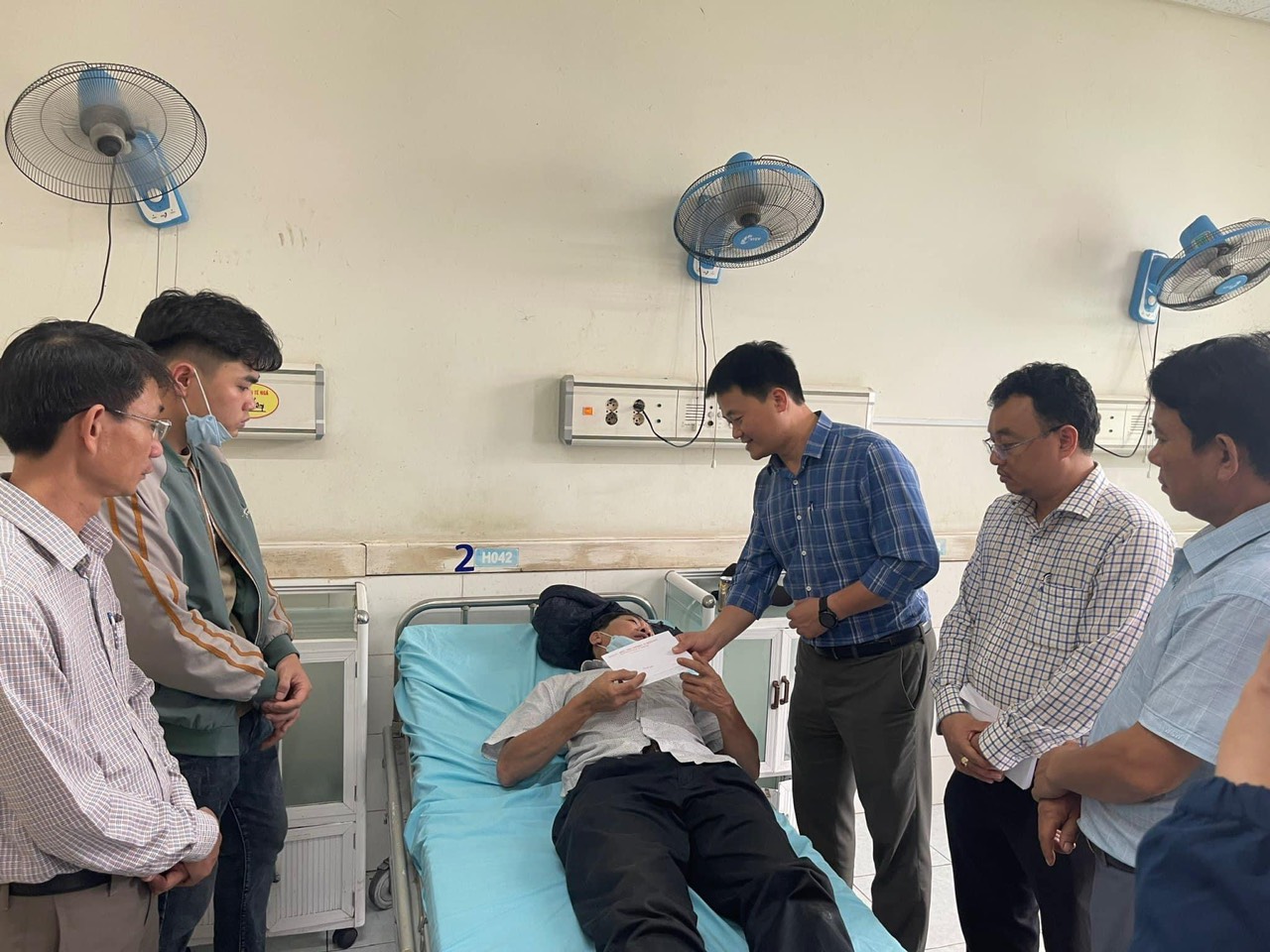Chủ tịch UBND thành phố Trà Thanh Danh thăm hỏi, động viên các gia đình có người bị tai nạn xe ở tỉnh Quảng Nam