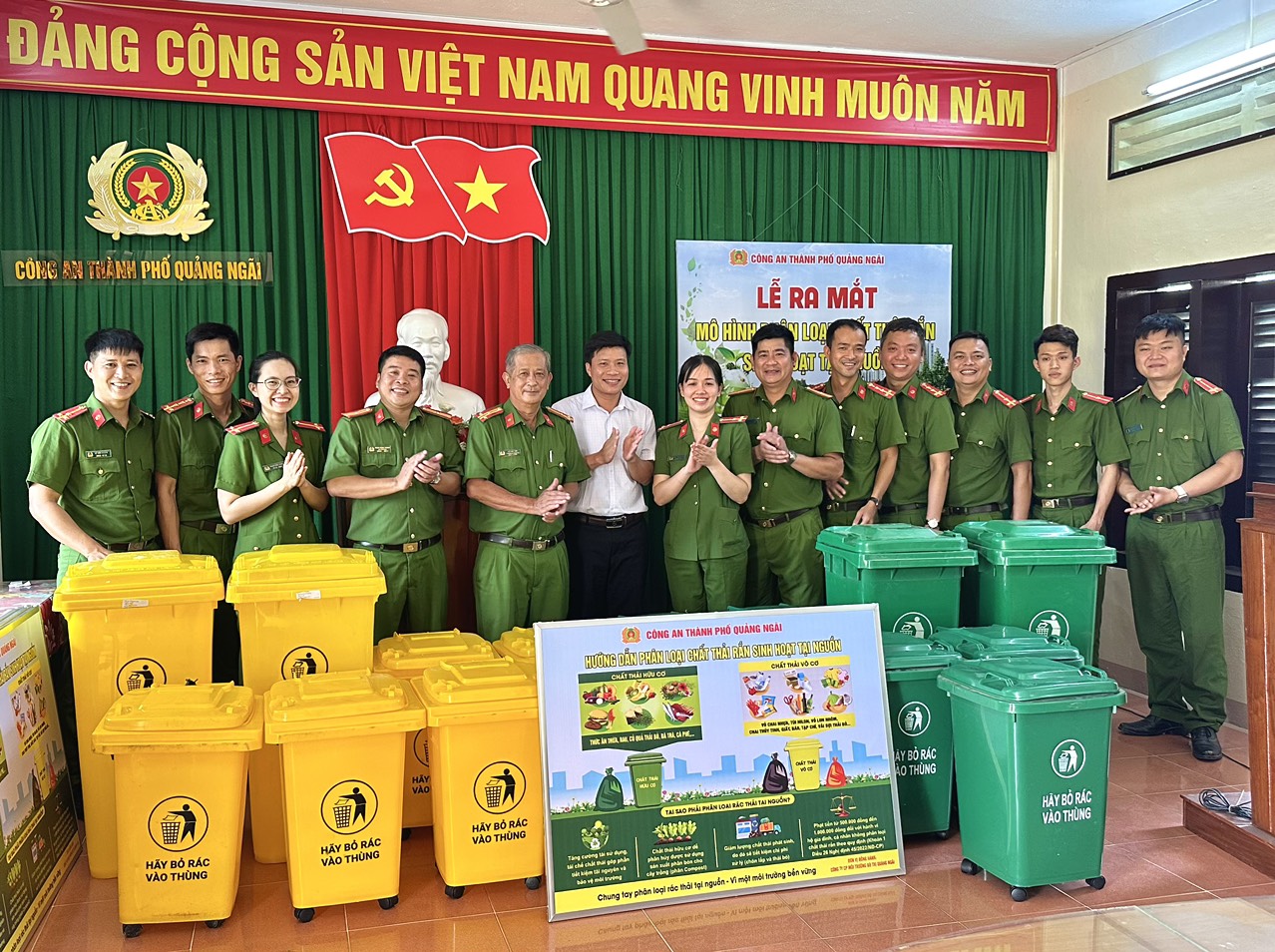 Công an thành phố Quảng Ngãi vừa tổ chức lễ ra mắt mô hình “Phân loại chất thải rắn sinh hoạt tại nguồn”