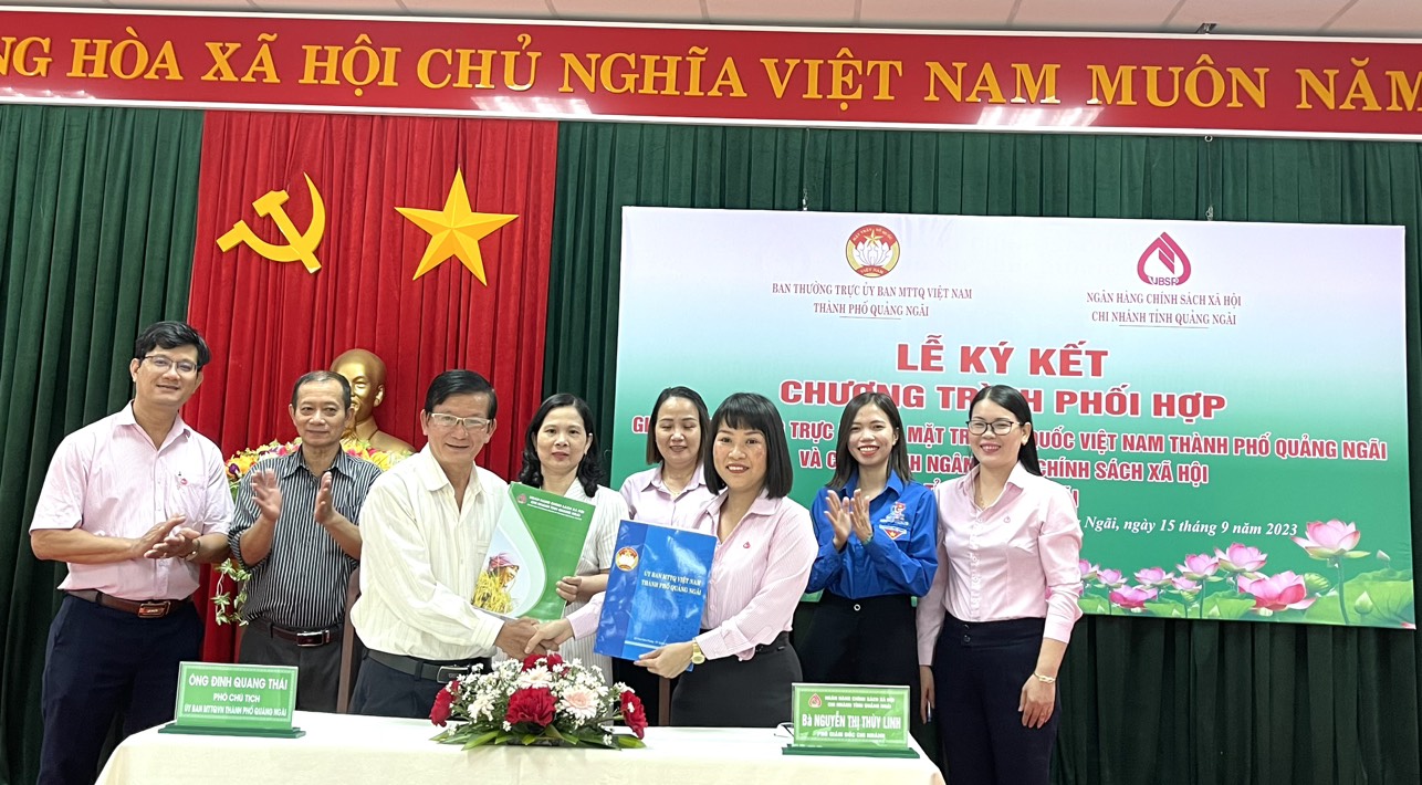 Mặt trận thành phố ký kết chương trình phối hợp với Ngân hành chính sách xã hội Chi nhánh tỉnh Quảng Ngãi