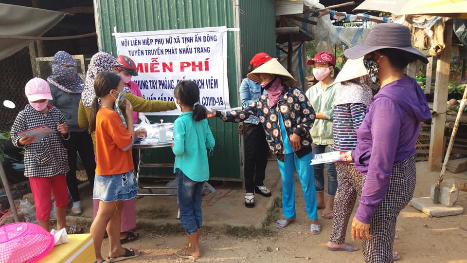 Hội LHPN phường Quảng Phú tặng 78 suất quà cho hội viên phụ nữ có hoàn cảnh khó khăn do ảnh hưởng của dịch Covid-19
