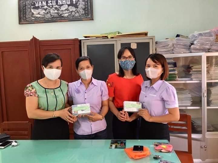 Xã Tịnh Ấn Tây tặng 5 máy đo thân nhiệt cho các trường học trên địa bàn
