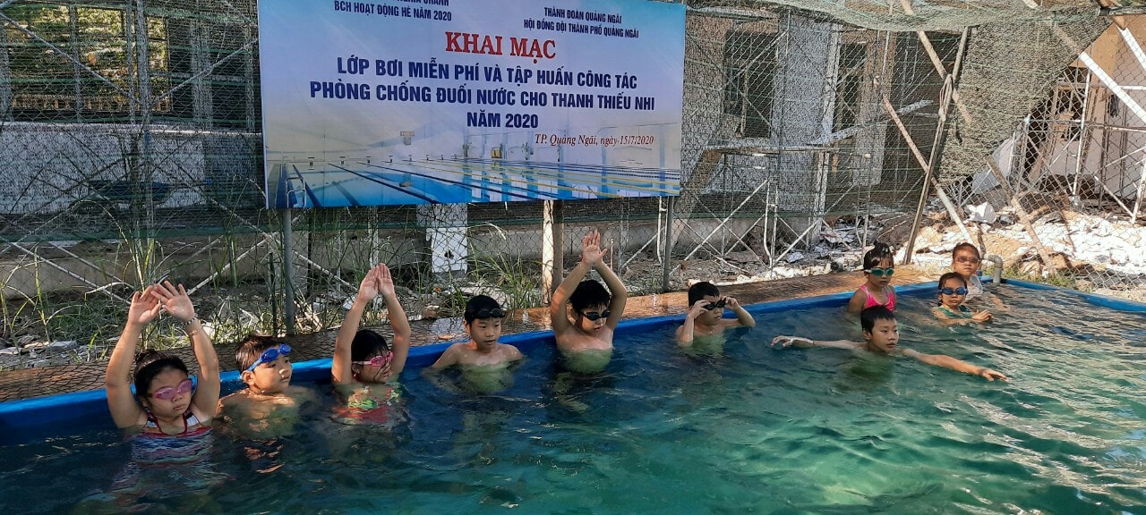 Tổ chức lớp bơi miễn phí cho 30 em thiếu nhi có hoàn cảnh khó khăn