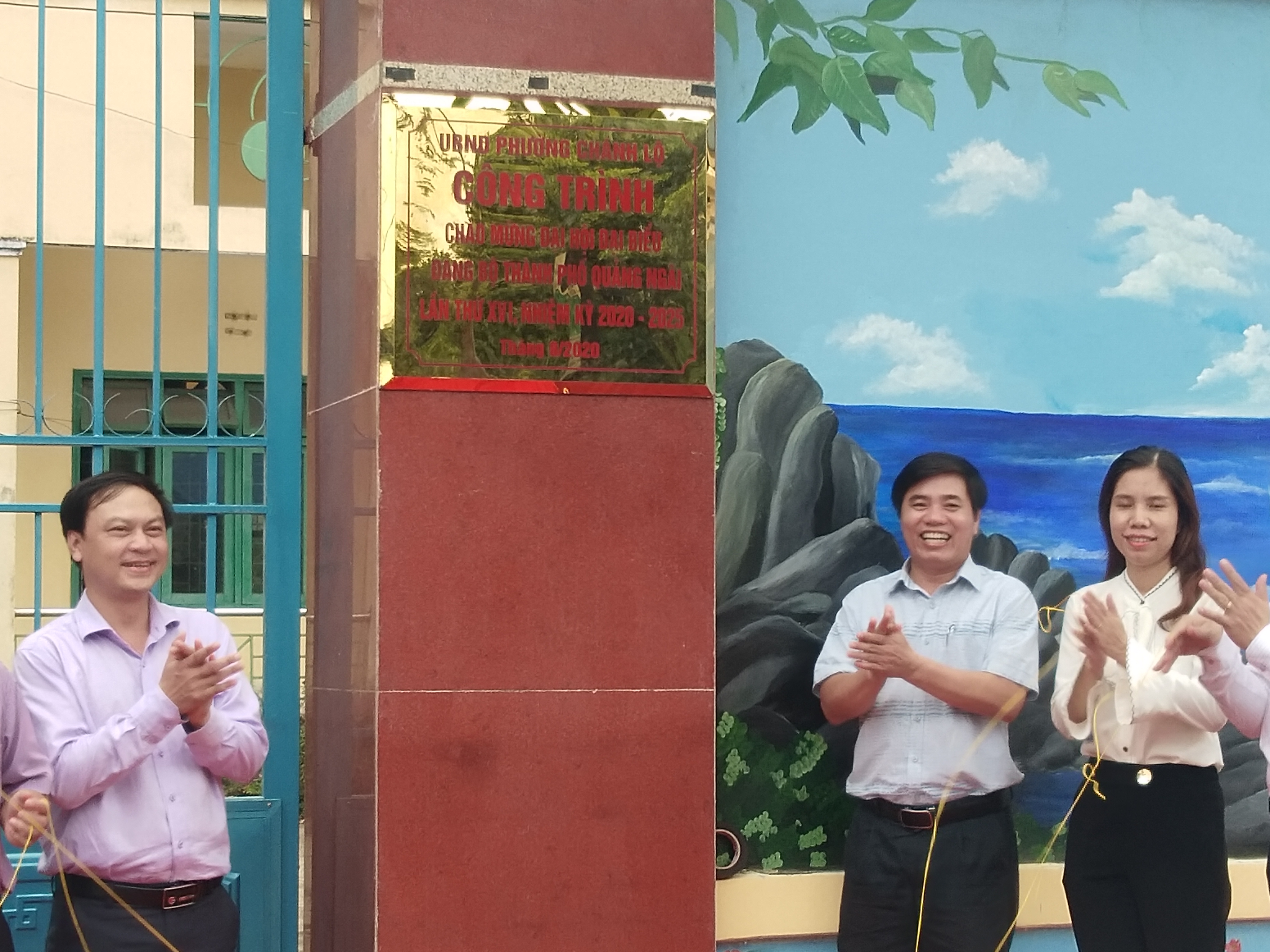 Gắn biển công trình đường bích họa chào mừng Đại hội Đảng bộ thành phố Quảng Ngãi