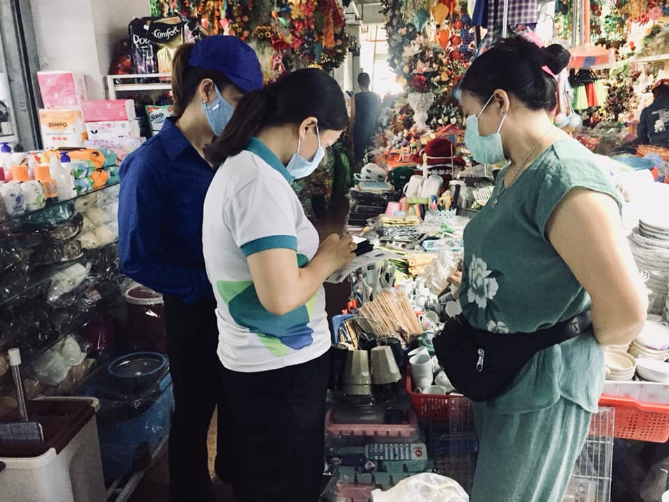 Hội LHTN Việt Nam thành phố Quảng Ngãi tổ chức hướng dẫn cài đặt Bluzone tại chợ Quảng Ngãi