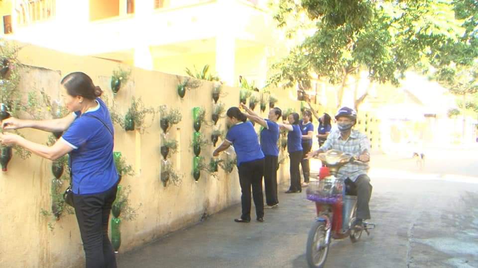 Hội phụ nữ phường Trần Phú ra mắt đoạn đường hoa bằng vỏ chai nhựa