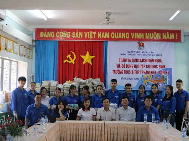 Đoàn trường THPT Chuyên Lê Khiết tổ chức chương trình Vì nghĩa tình miền núi hải đảo